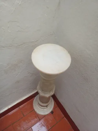 Columna de alabastro/mármol blanca, conservada.