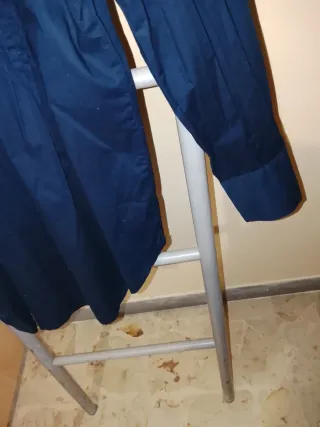 Camicia blu con dettagli