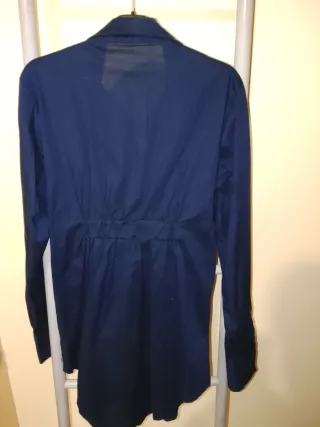 Camicia blu con dettagli