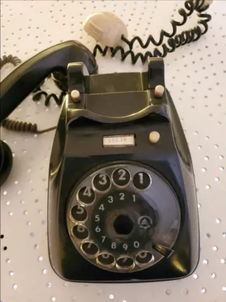 Teléfono antiguo negro