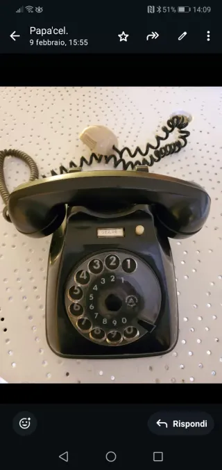 Teléfono antiguo negro