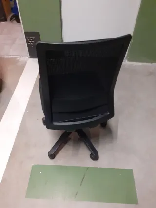 Silla de oficina ergonómica negra