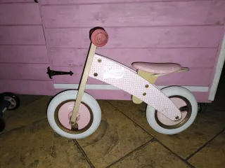 Bicicleta de madera infantil rosa