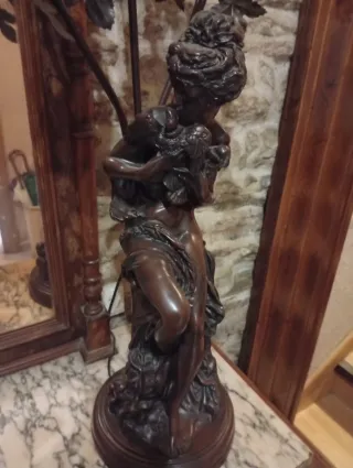 Lámpara antigua de mesa con figura