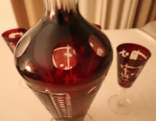 Cristal Bohemia Rojo Tallado: Licorera + 4 Copas