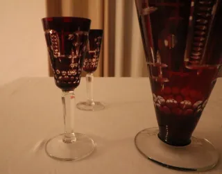 Cristal Bohemia Rojo Tallado: Licorera + 4 Copas