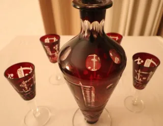 Cristal Bohemia Rojo Tallado: Licorera + 4 Copas