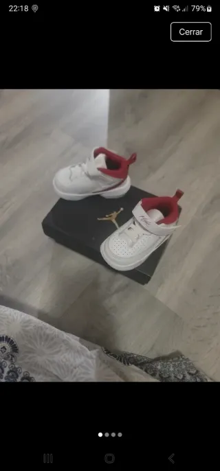 Deportivas Jordan niño blancas y rojas numero 21