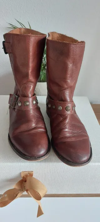 Botas de piel marrones con hebillas