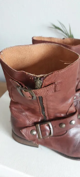 Botas de piel marrones con hebillas