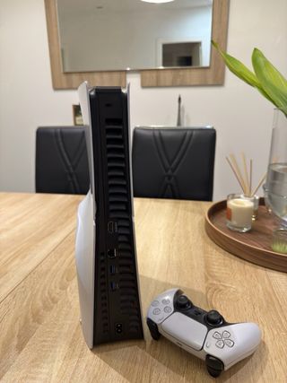 PlayStation 5 Slim Gris/Blanco + cockpit volante