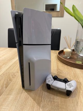 PlayStation 5 Slim Gris/Blanco + cockpit volante