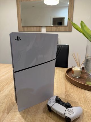 PlayStation 5 Slim Gris/Blanco + cockpit volante