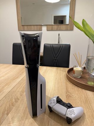 PlayStation 5 Slim Gris/Blanco + cockpit volante