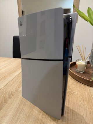 PlayStation 5 Slim Gris/Blanco + cockpit volante