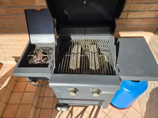 Barbecue a gas grigio con bombola blu