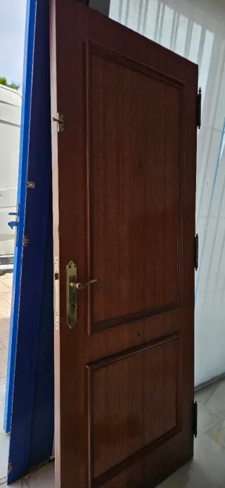 Puerta de calle de madera