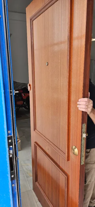 Puerta de calle de madera