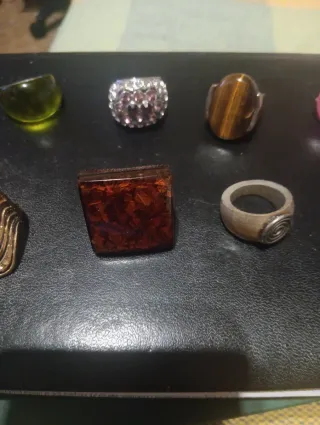 Lote anillos bisutería varios colores.
