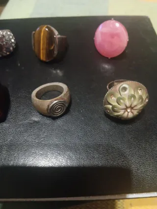 Lote anillos bisutería varios colores.