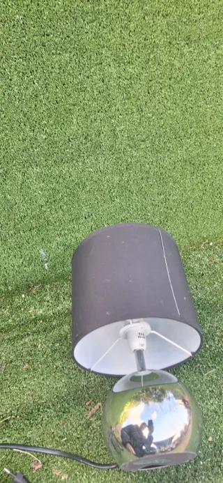 Lámpara de mesa moderna plateada y negra