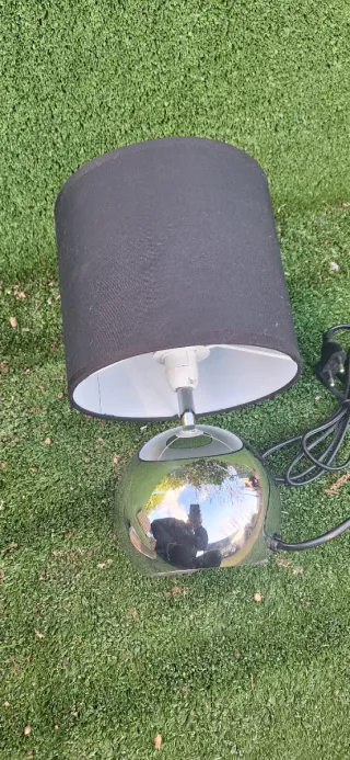 Lámpara de mesa moderna plateada y negra