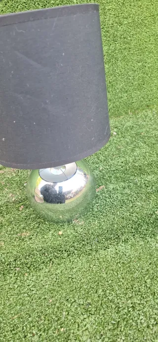 Lámpara de mesa moderna plateada y negra