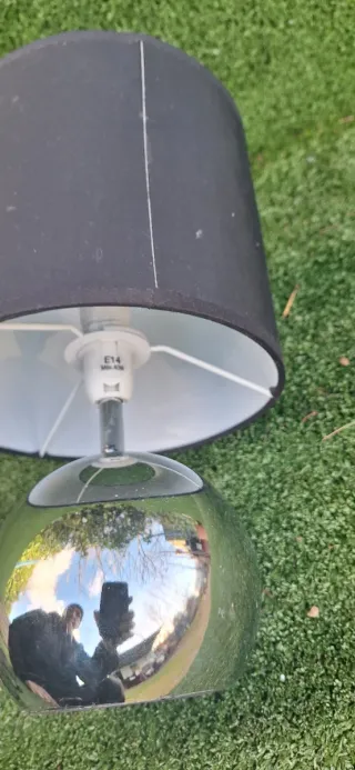 Lámpara de mesa moderna plateada y negra