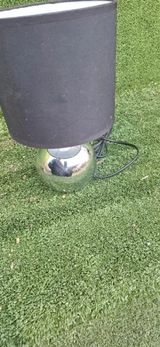 Lámpara de mesa moderna plateada y negra