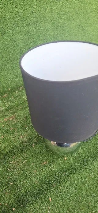 Lámpara de mesa moderna plateada y negra