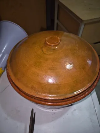 Olla de barro con tapa
