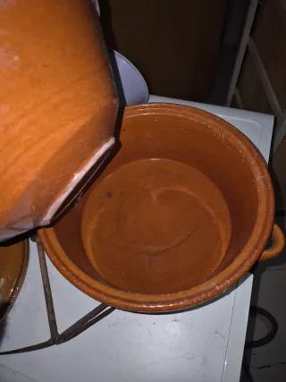 Olla de barro con tapa