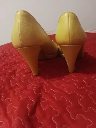 Zapatos de tacón Les Lolitas amarillos