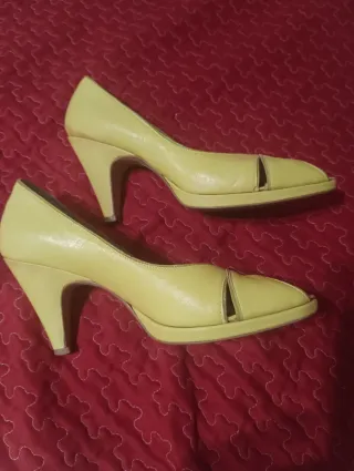 Zapatos de tacón Les Lolitas amarillos