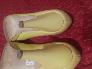 Zapatos de tacón Les Lolitas amarillos