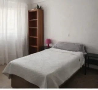 Habitación en piso compartido disponible.