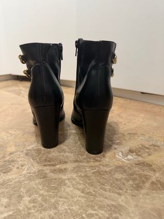 Botines negros tacón con cadena dorada