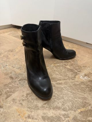 Botines negros tacón con cadena dorada