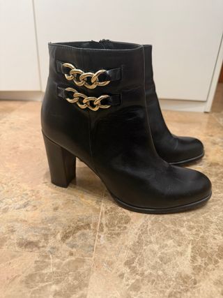 Botines negros tacón con cadena dorada