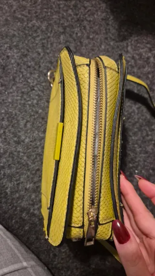 Bolso Parfois verde efecto piel serpiente