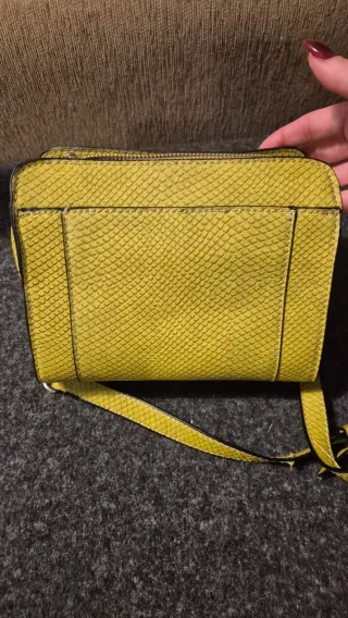 Bolso Parfois verde efecto piel serpiente