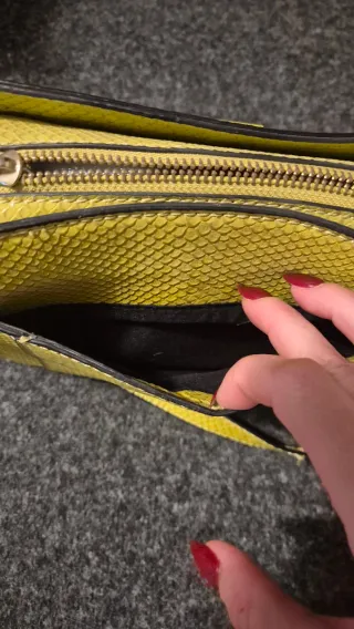 Bolso Parfois verde efecto piel serpiente