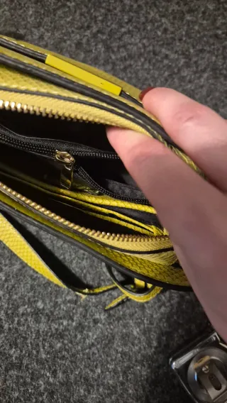 Bolso Parfois verde efecto piel serpiente