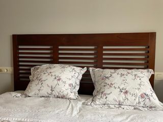 Conjunto de cabecero y mesillas de noche