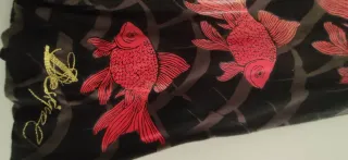 Falda Desigual Negra con Peces Rojos