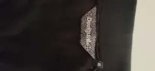 Falda Desigual Negra con Peces Rojos