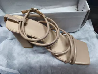 Sandalias tacón beige mujer