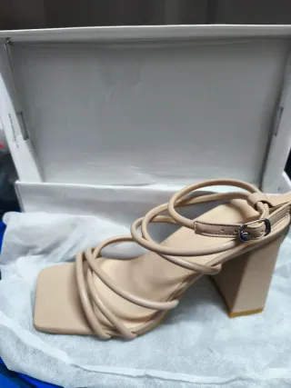 Sandalias tacón beige mujer