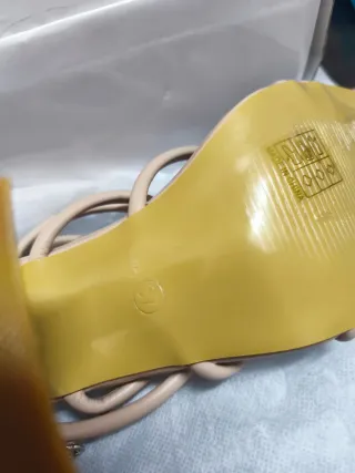 Sandalias tacón beige mujer