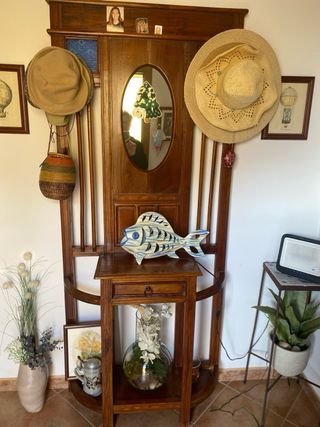 Mueble recibidor de madera con espejo